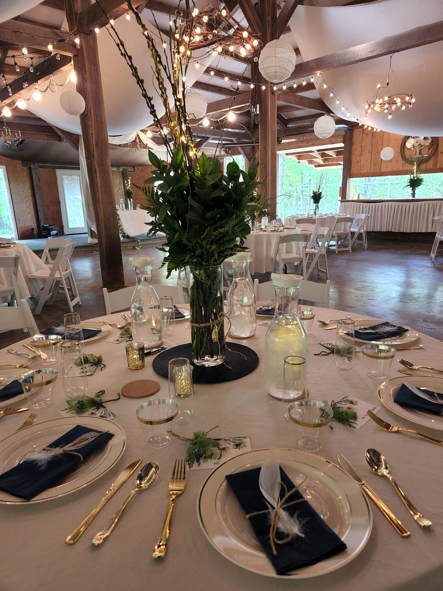 black and gold wedding reception table decor